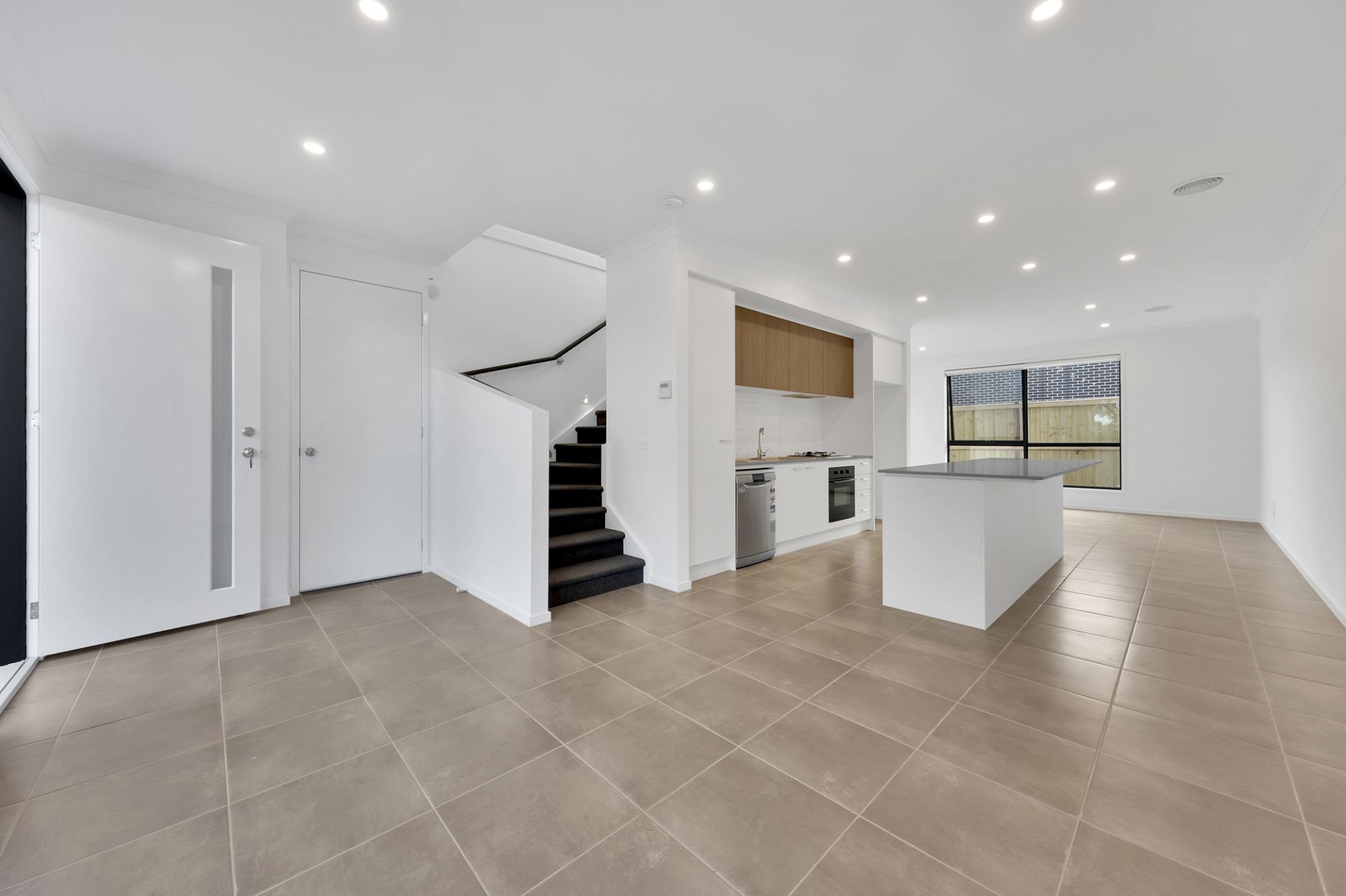 STYLISH TOWNHOUSE!!