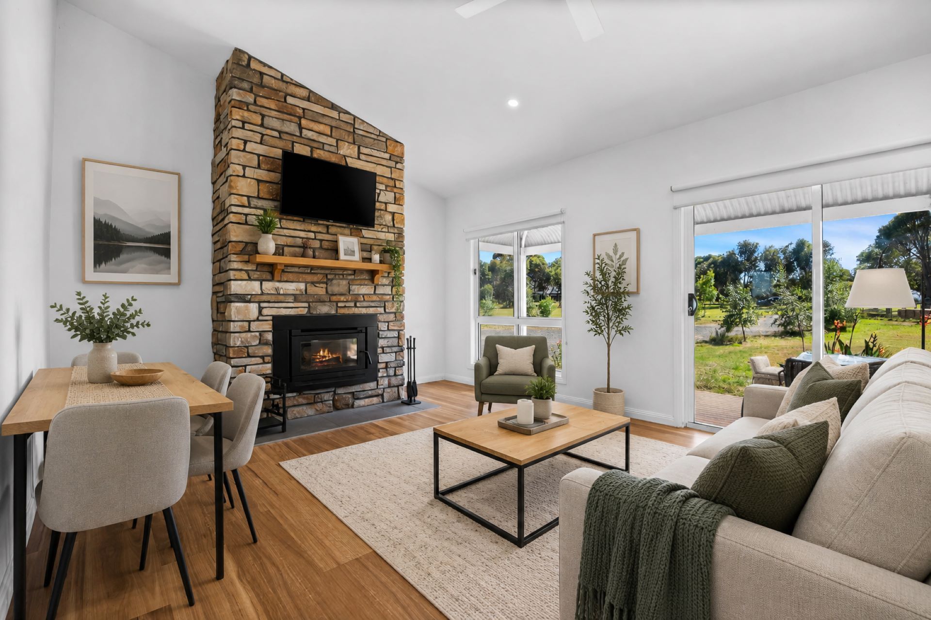 2.5 Acres! 3BRS+2 Living, stunning outlook, Warrenheip - Thumbnail 8