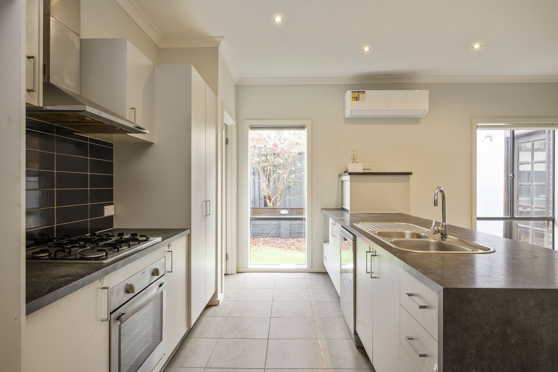 SPACIOUS HOME WITH PERGOLA, BBQ & SPA