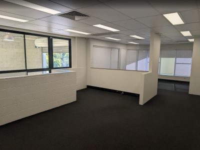 TIDY OFFICE/WAREHOUSE UNIT IN RARE COMPLEX!