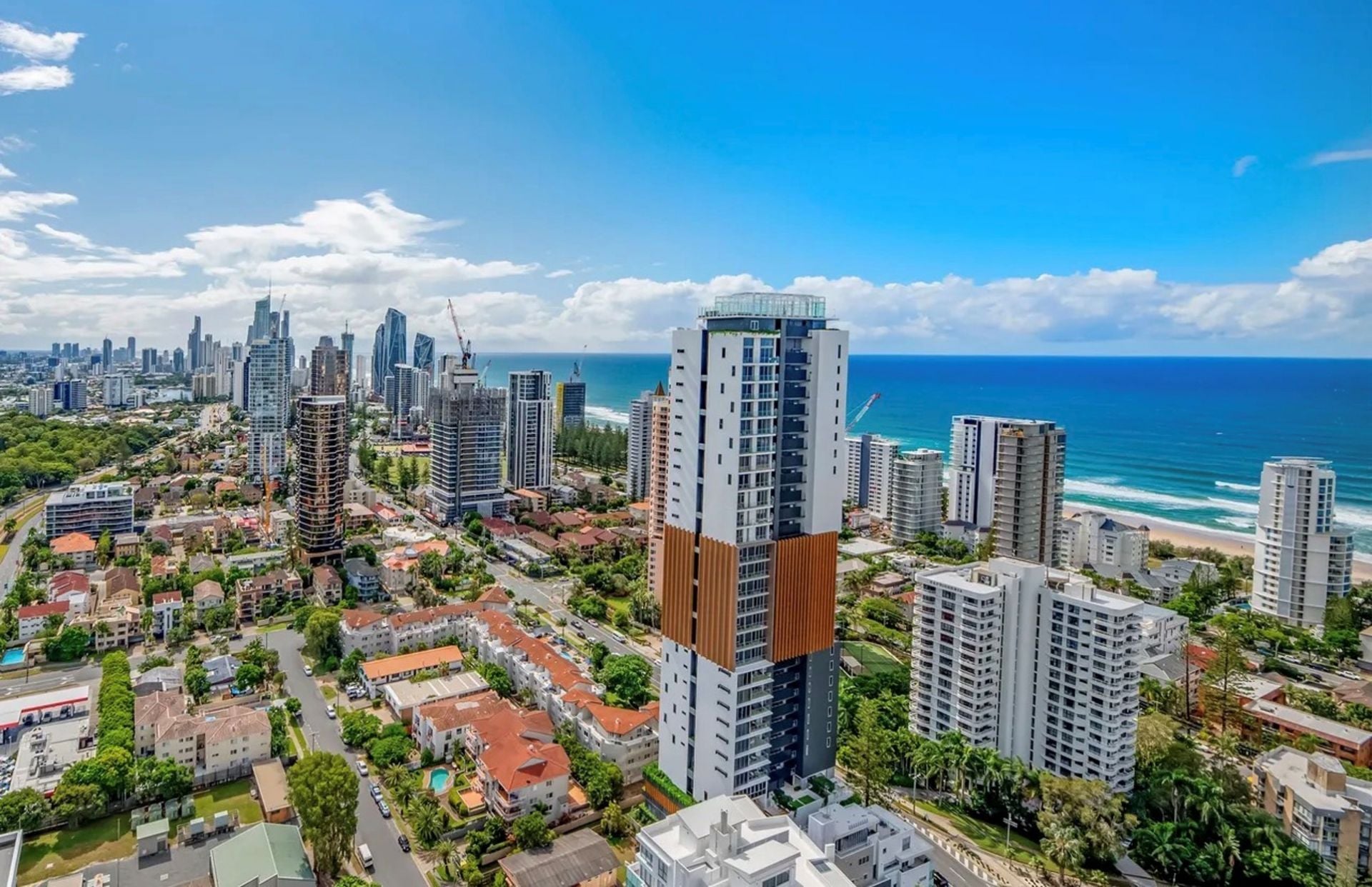 2/31 Queensland Avenue, Broadbeach - Image 1