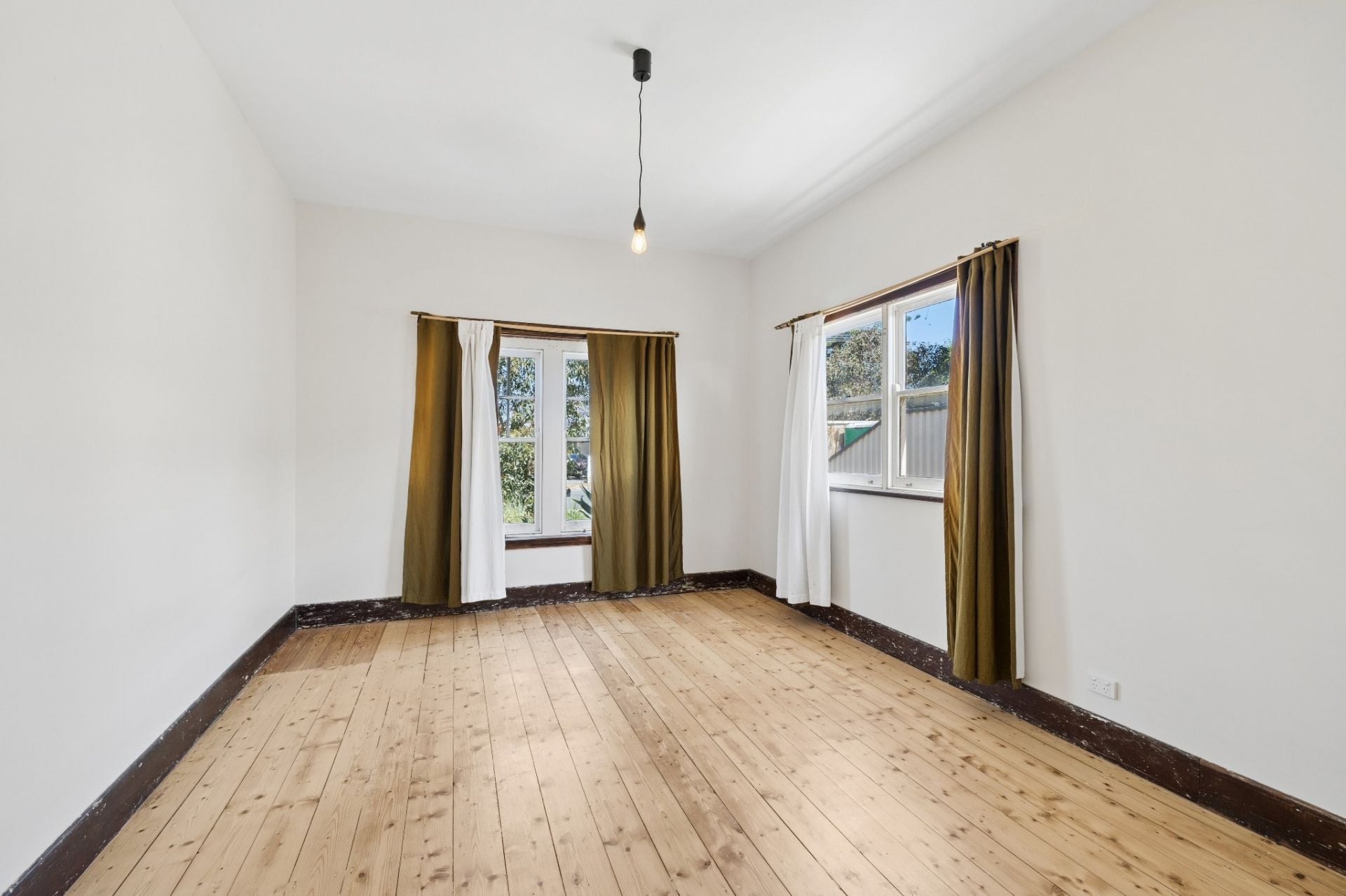 Classic Charm And Garden Space Near Regent Station