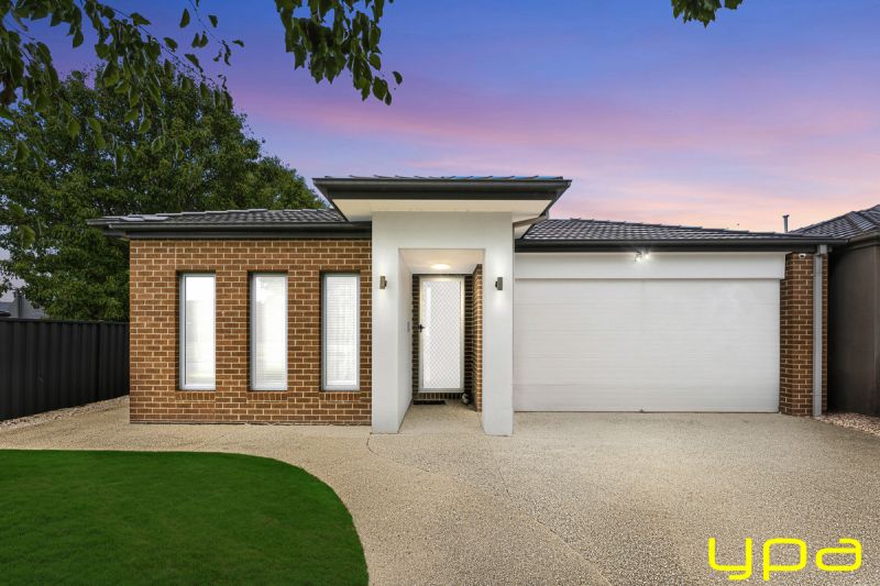 42 Pinebank Avenue Cranbourne East VIC, Cranbourne East - Image 1