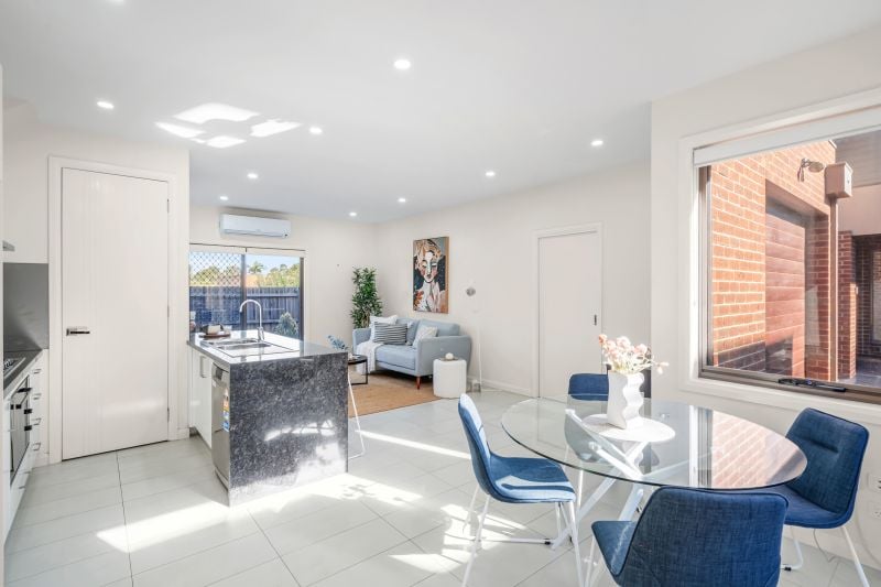 2/10 Dickens Street, Lalor
