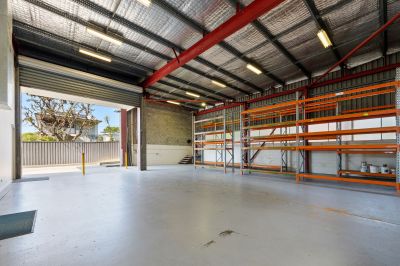 HIGHLY EXPOSED OFFICE / WAREHOUSE ALONG STANLEY STREET!