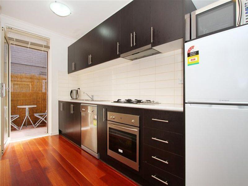 Beautiful One Bedroom Apartment with Courtyard!