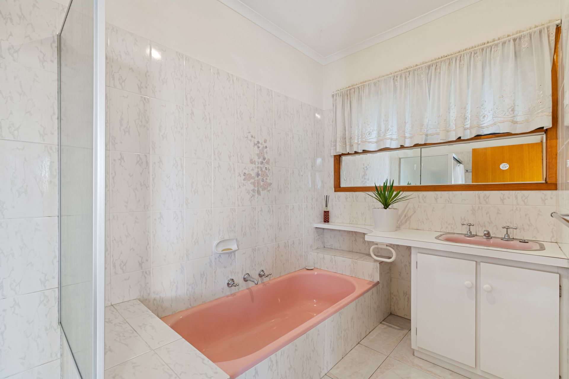 Charming Family Home with Outdoor Extras in Prime Thomastown Location!