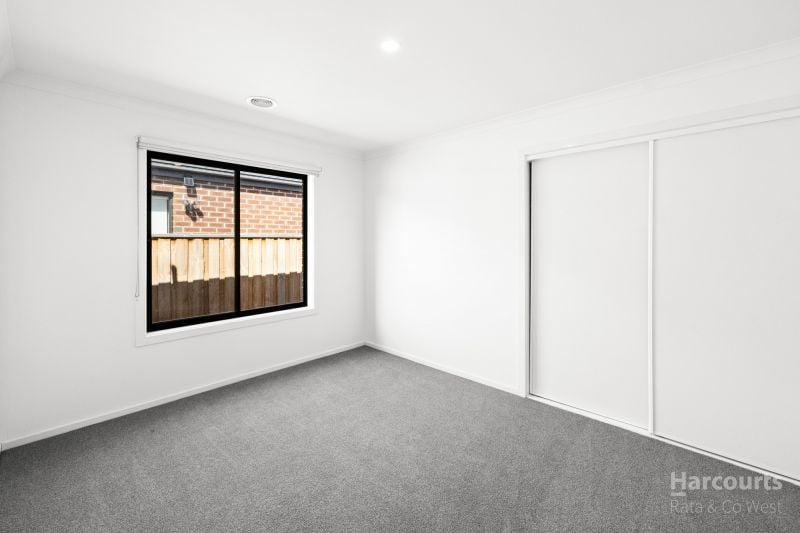 8 Isaacs Street, Deanside