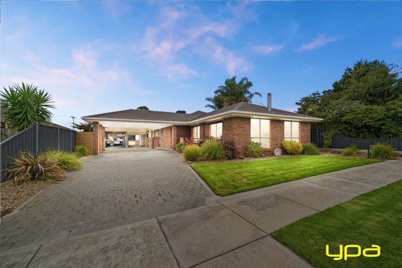 13 Isaac Smith Crescent Cranbourne VIC, Cranbourne - Thumbnail 2