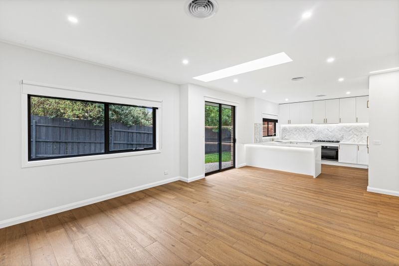 2/12 Allan Avenue, South Morang