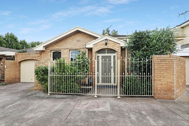 SUPERB VILLA WITH OSP FOR 2 CARS - SHORT STROLL TO DENDY BEACH & CHURCH STREET SHOPPING.