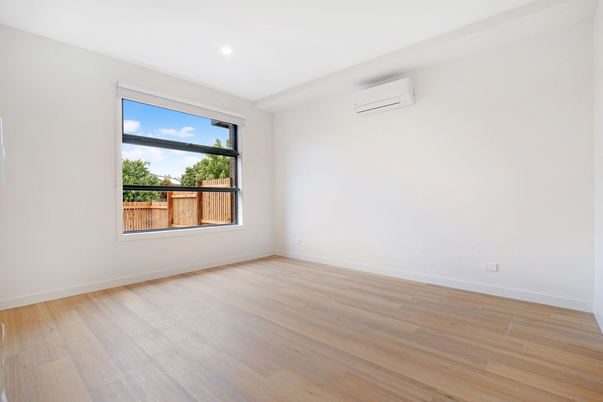Like- new Townhouse!