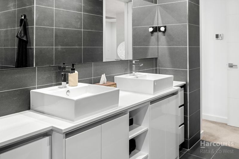 7 Waterview Walk, Caroline Springs