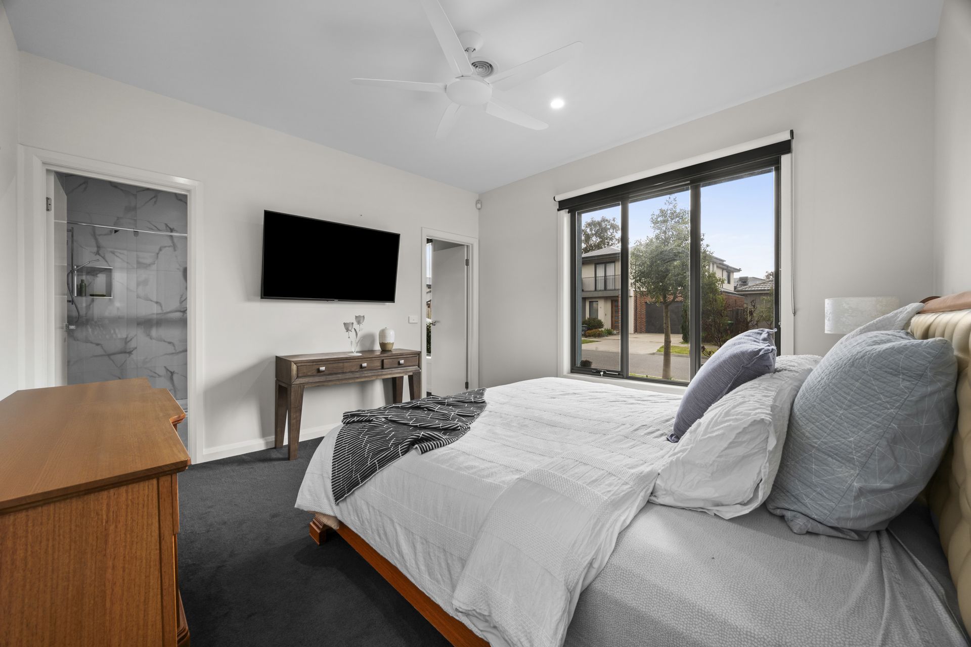 Modern Comfort in a Prime Family Setting