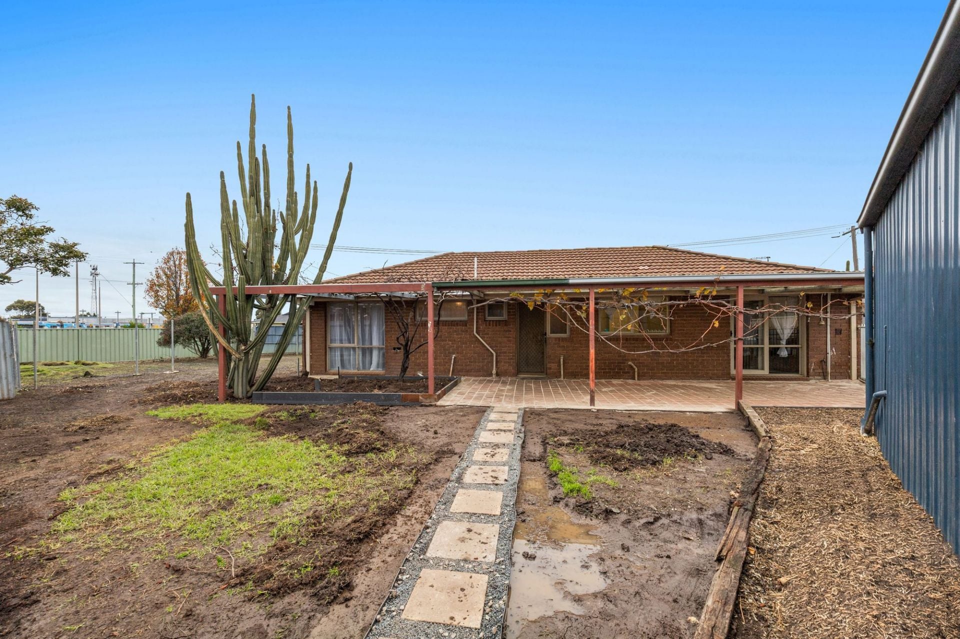 PRIME OPPORTUNITY OPPOSITE CRAIGIEBURN TRAIN STATION - 991m2  (approx) OF ENDLESS POTENTIAL