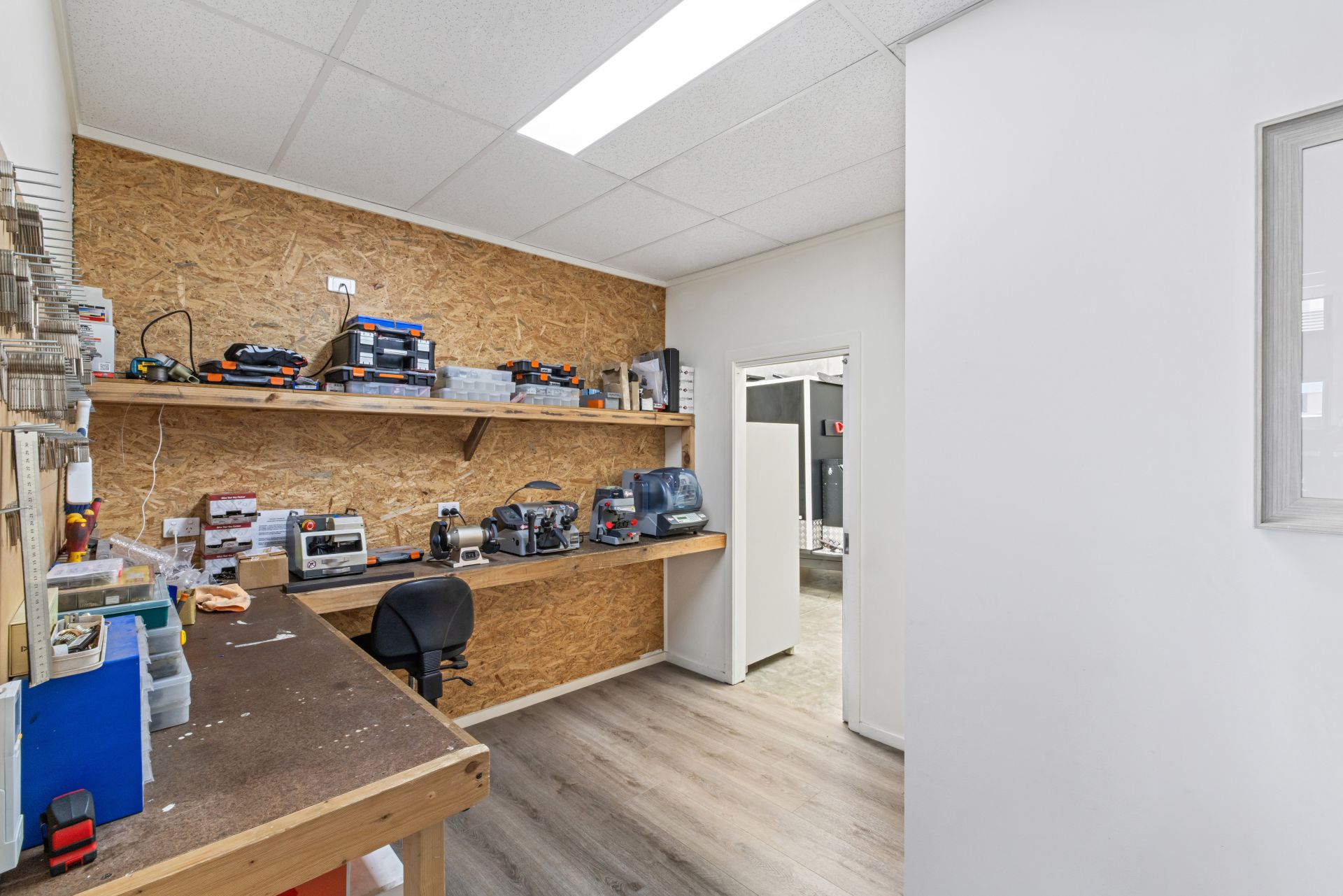 QUALITY WAREHOUSE 166m2 (approx.)