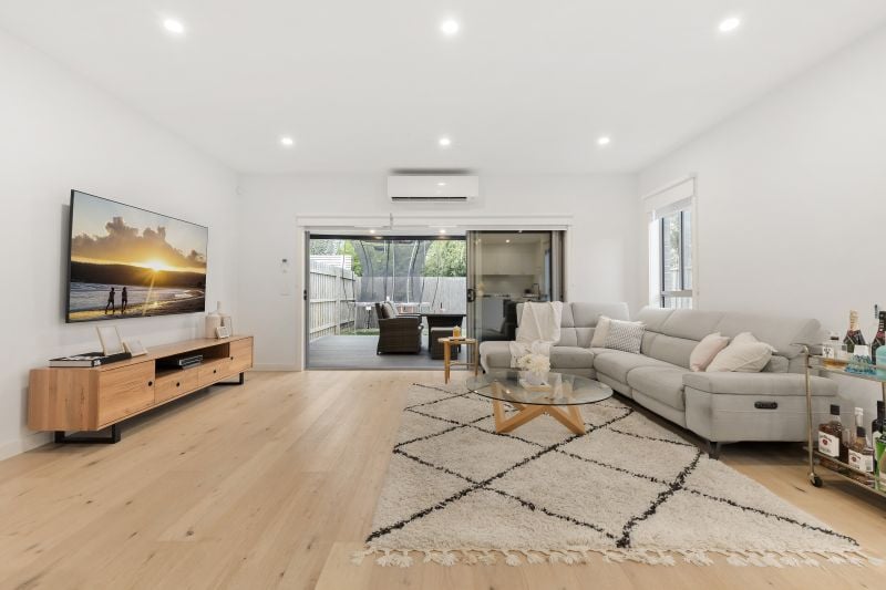 8A Burns Grove, Kingsbury