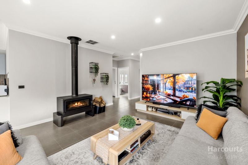 8 Mount Way, Caroline Springs