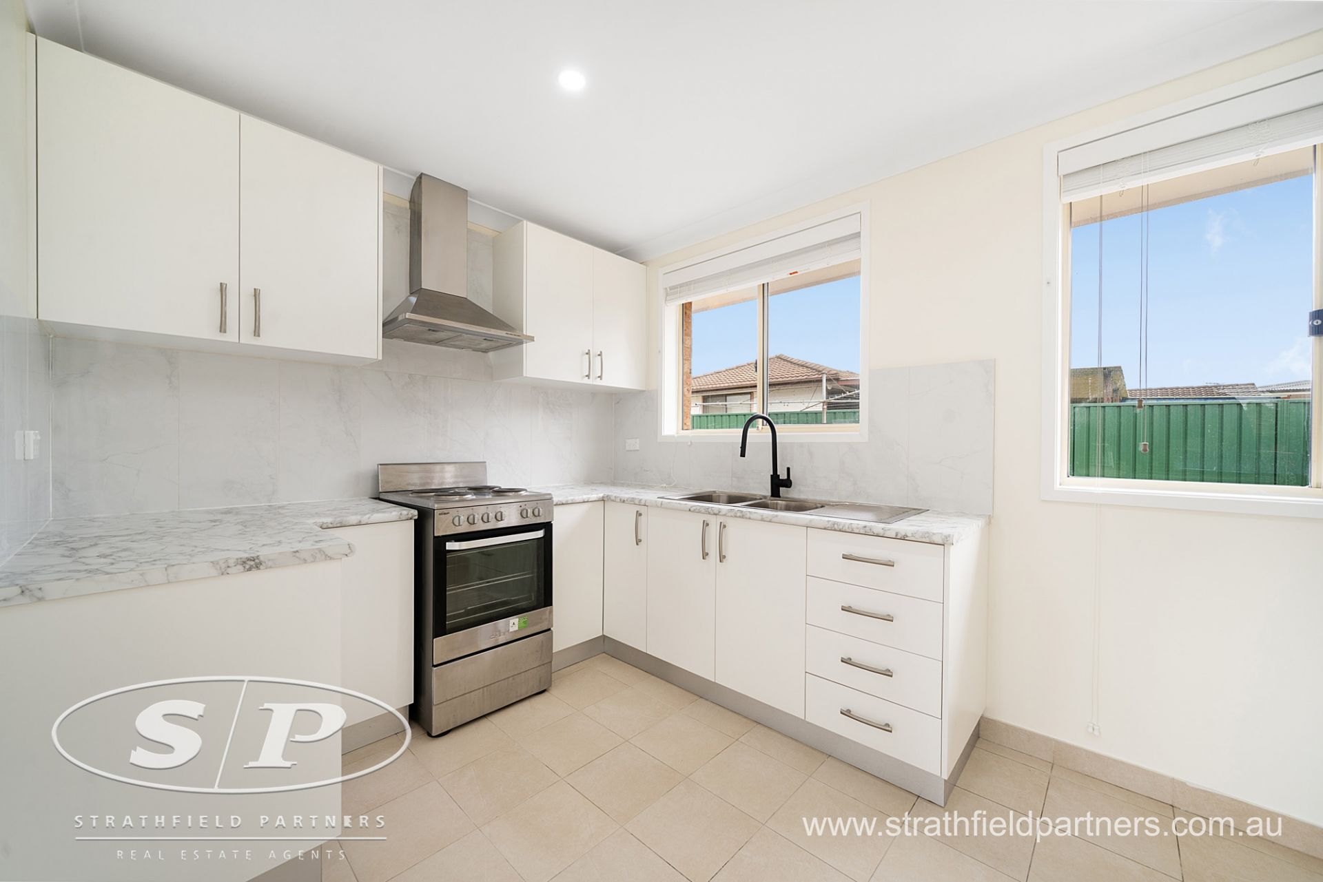 136 & 136A Buckwell Drive, Hassall Grove, Grove - Thumbnail 5