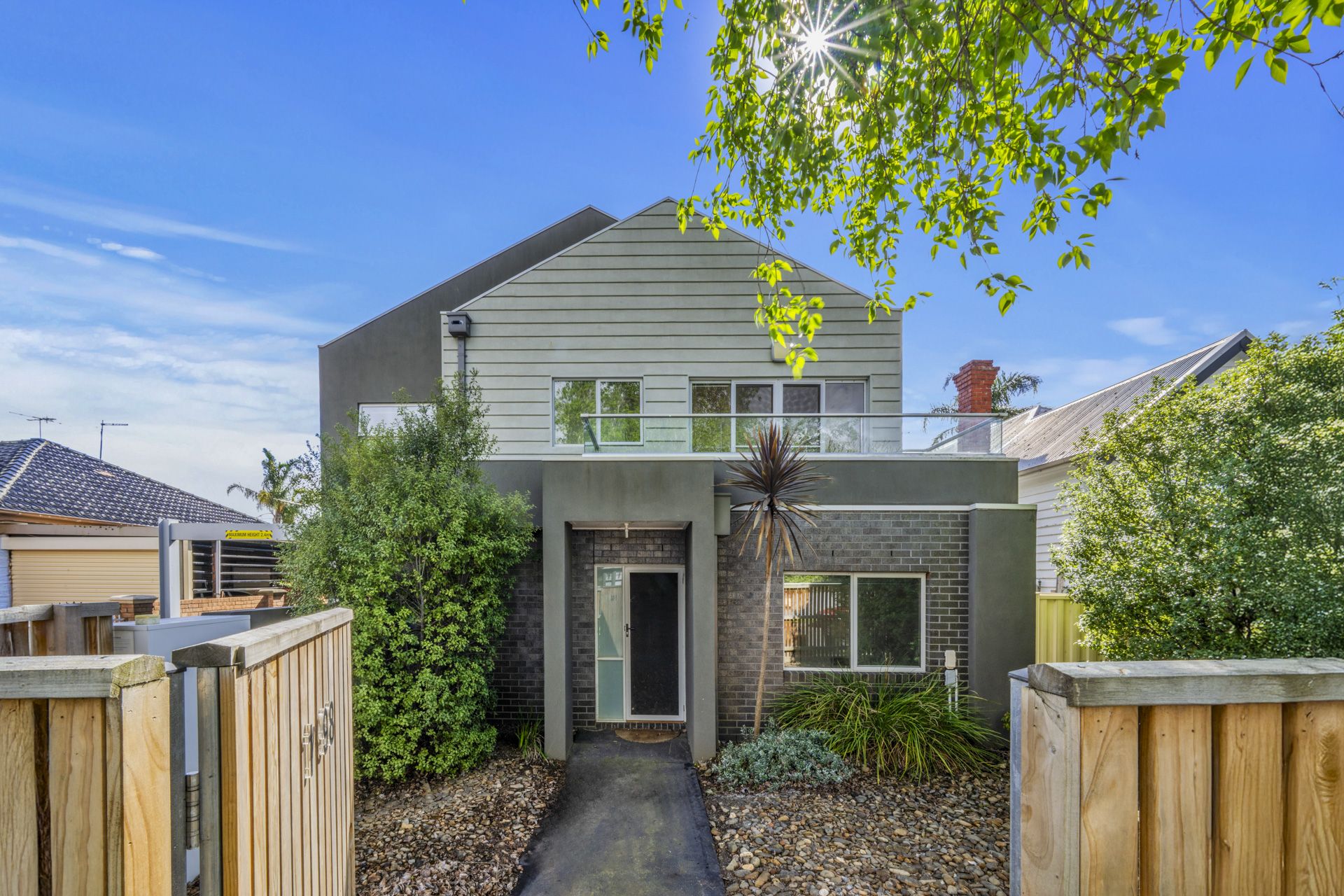 Contemporary 2-Bedroom Townhouse in Prime Thornbury Location