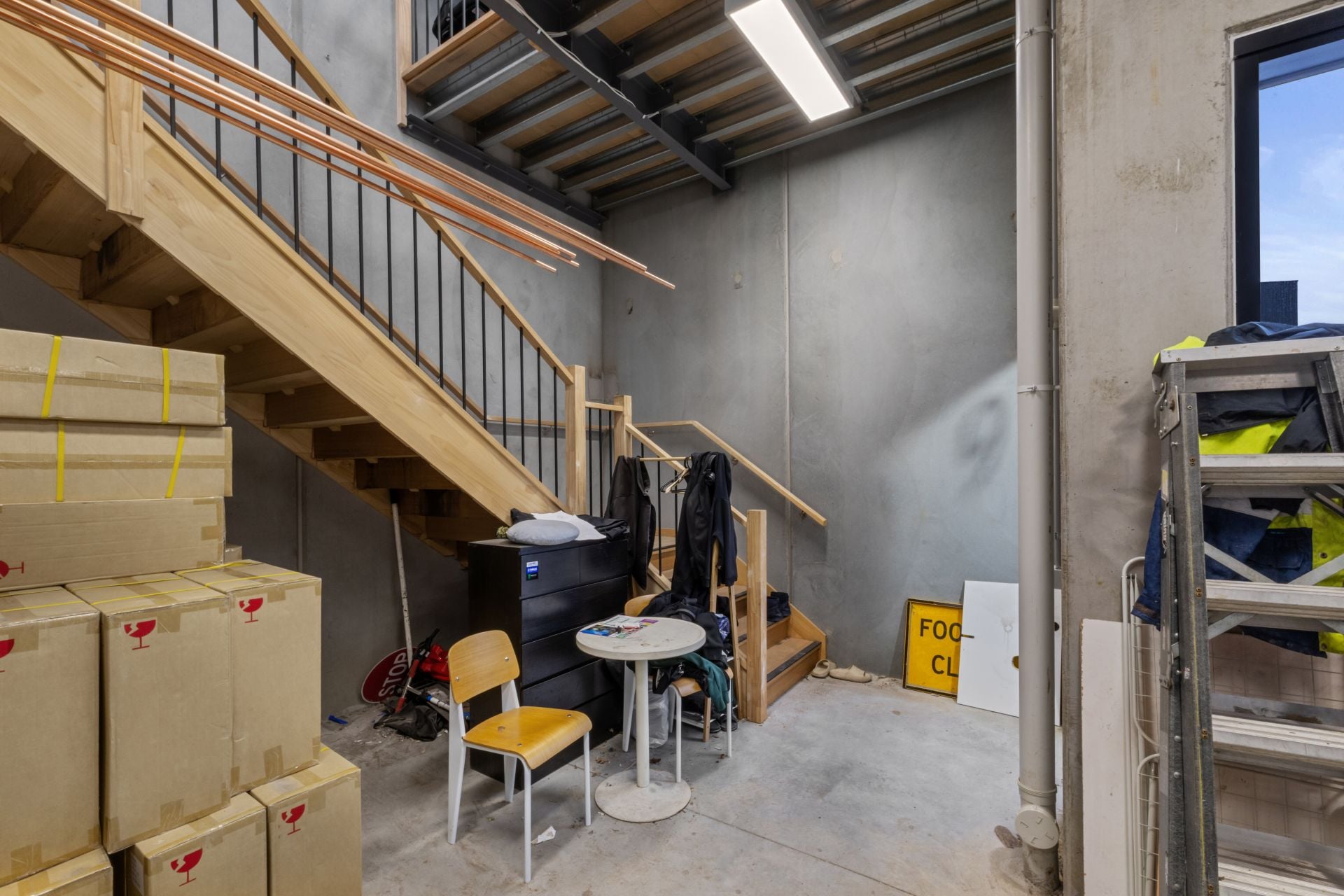 OCCUPY OR INVEST:
Versatile Warehouse + Office – Move In Ready!