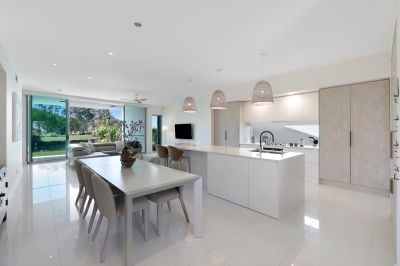 Peaceful Golf Course Escape in Exclusive Hope Island Resort