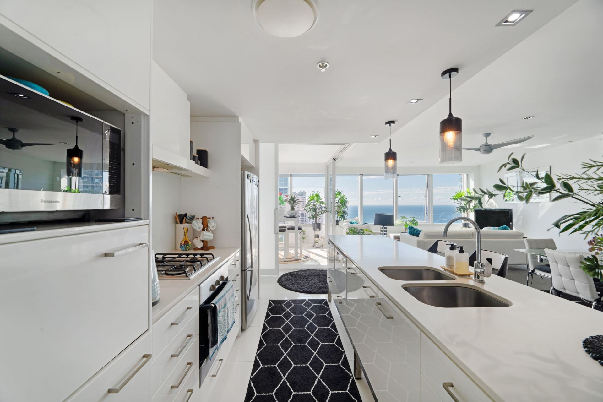 2401/9 Hamilton Avenue, Surfers Paradise - Thumbnail 2