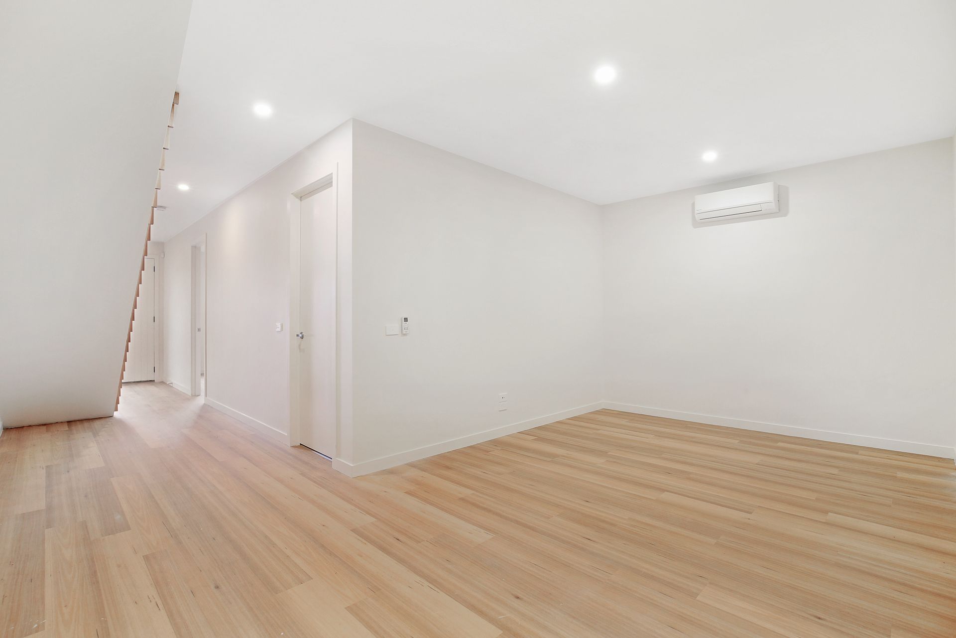 Like- new Townhouse!