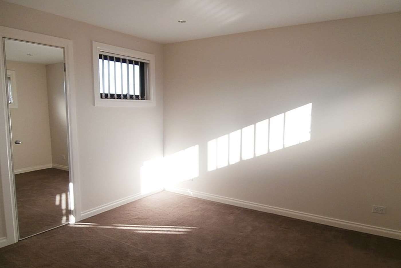 MODERN 2 BEDROOM TOWNHOUSE