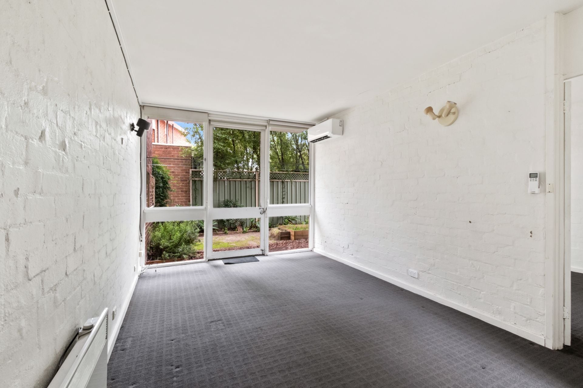 Large in Size, Bonus Courtyard!!