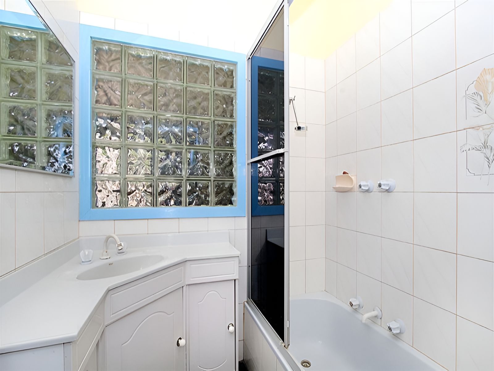Cosy 3 Bedroom Home with Bungalow!