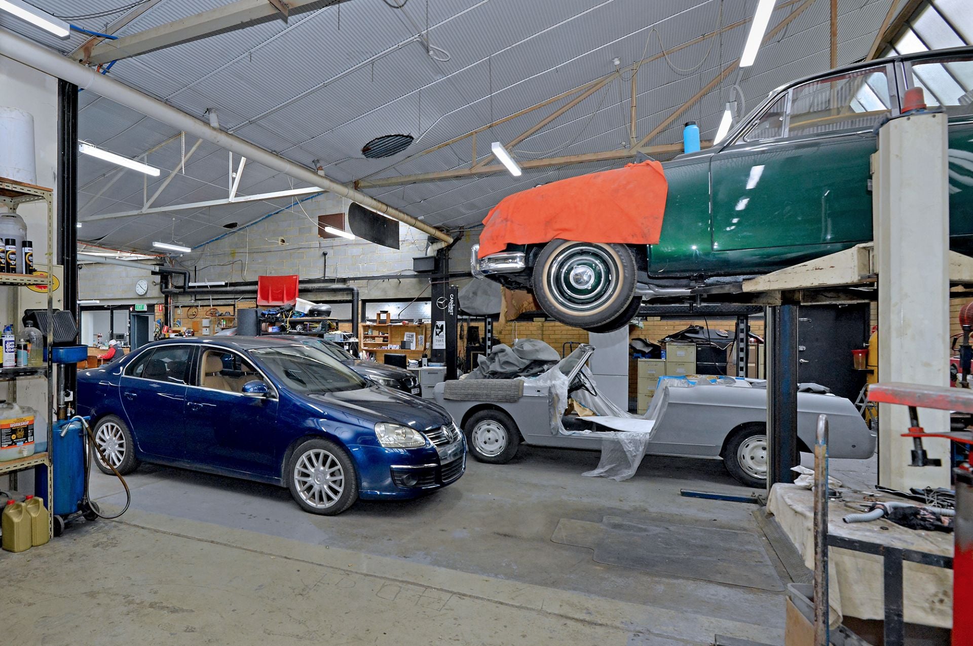 FOR LEASE | WAREHOUSE + OFFICES | 970 m² (approx.)