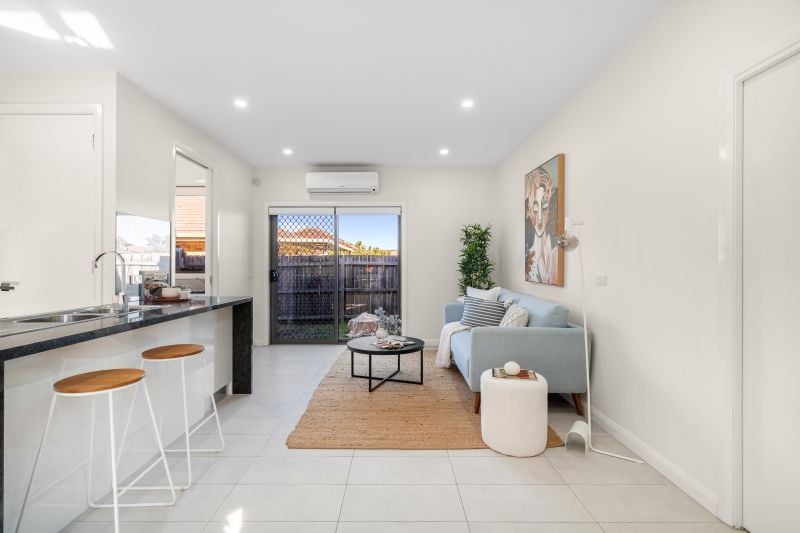 2/10 Dickens Street, Lalor