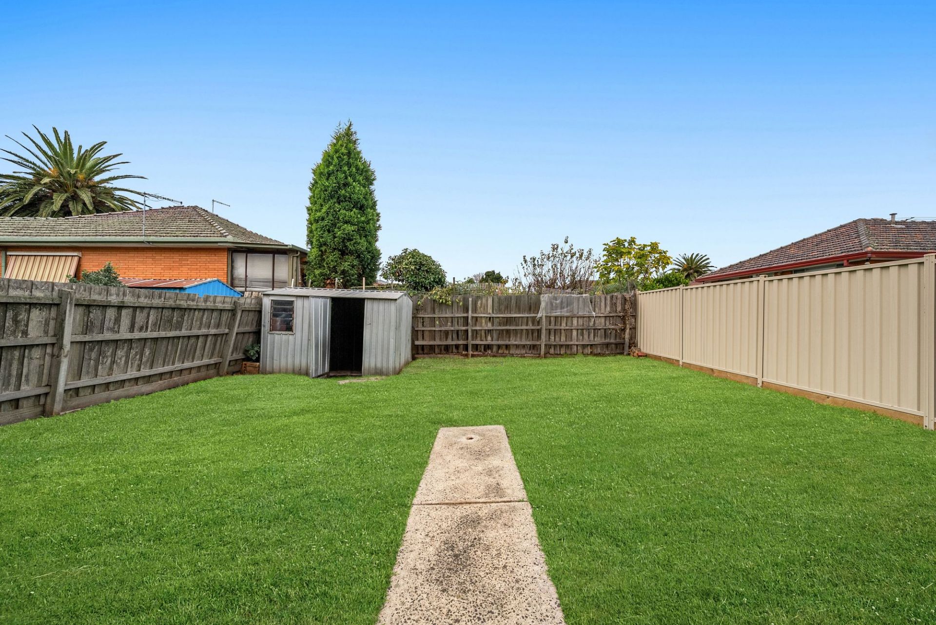 Spacious Semi-Detached Unit with Rare Huge Backyard