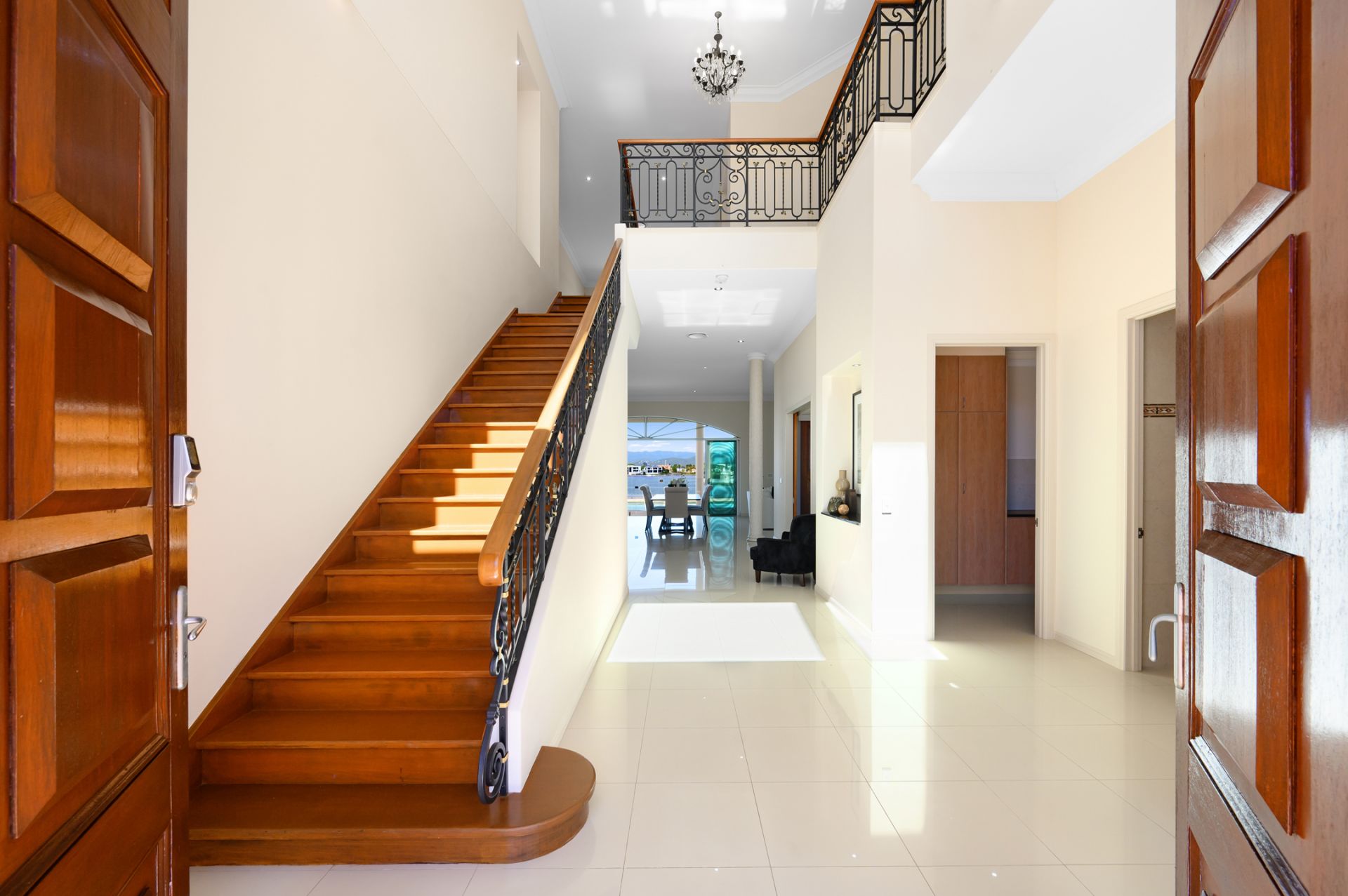 27 San Simeon Drive, Clear Island Waters QLD 4226, Clear Island Waters - Thumbnail 4