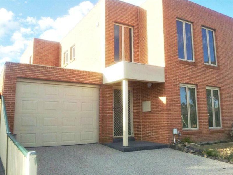 STYLISH TOWNHOUSE IN GREAT LOCATION