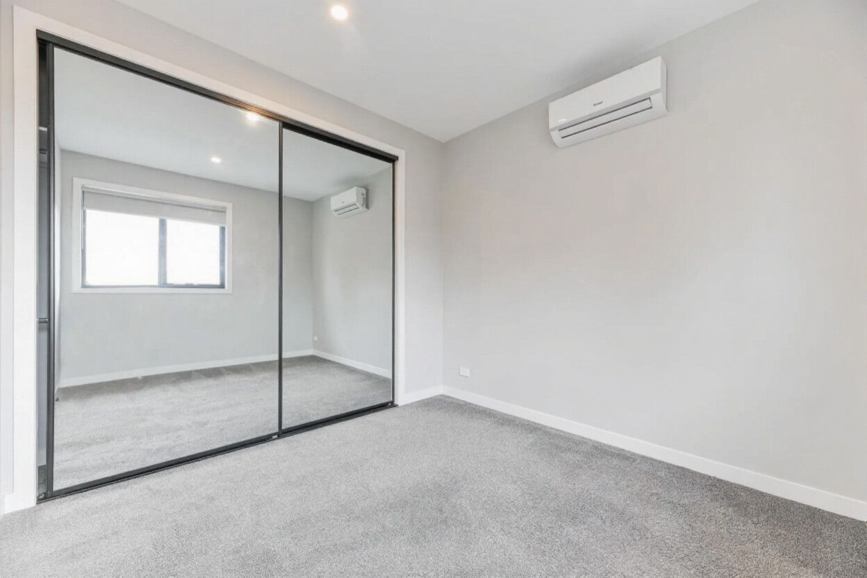 Modern & Low-Maintenance Living in a Prime Hadfield Location