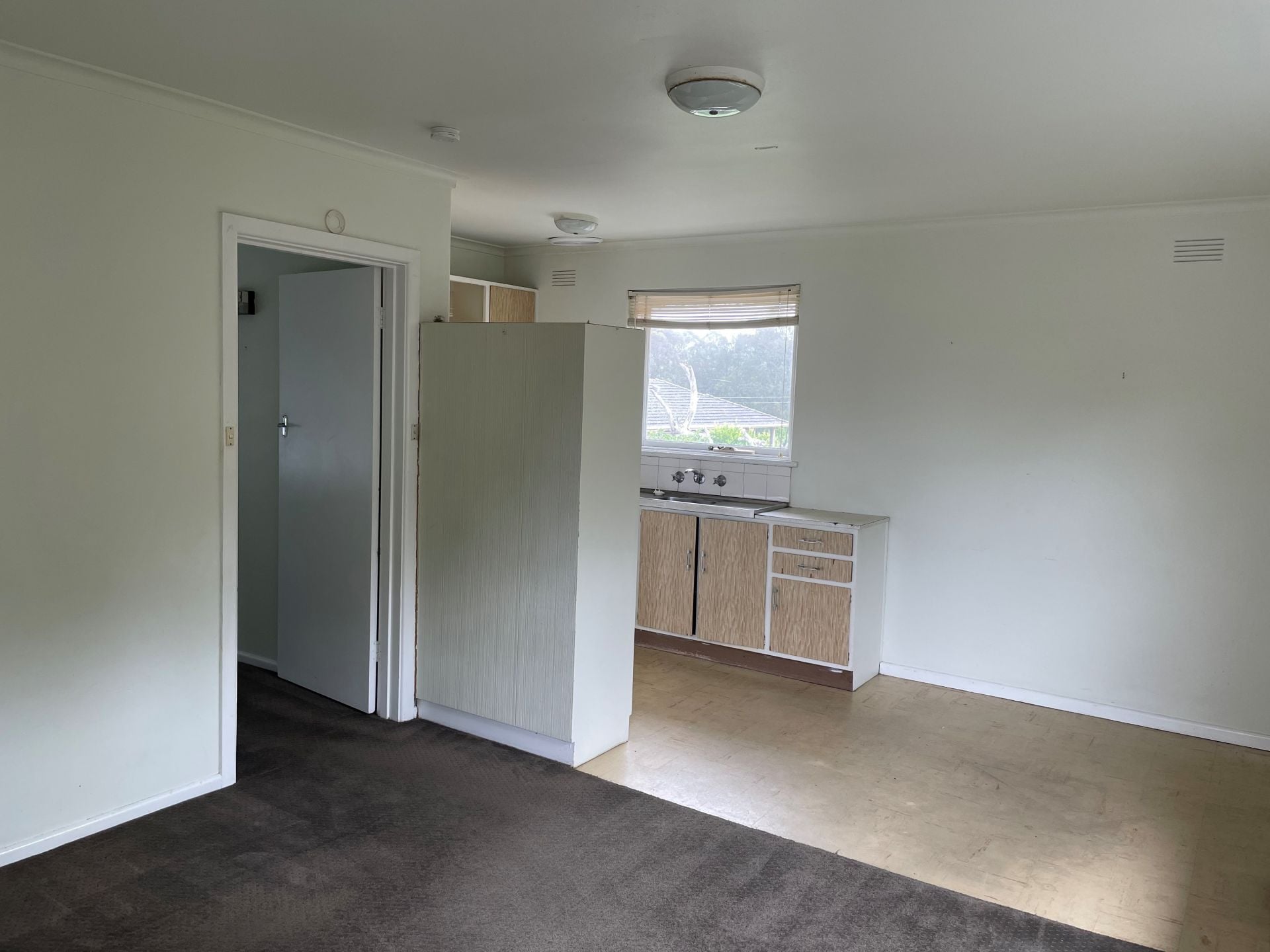 One Bedroom Top-Floor Apartment in Convenient Thornbury Location!
