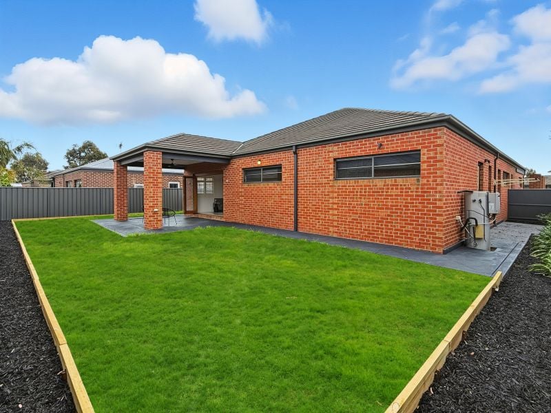 90 Hawkstowe Parade, South Morang