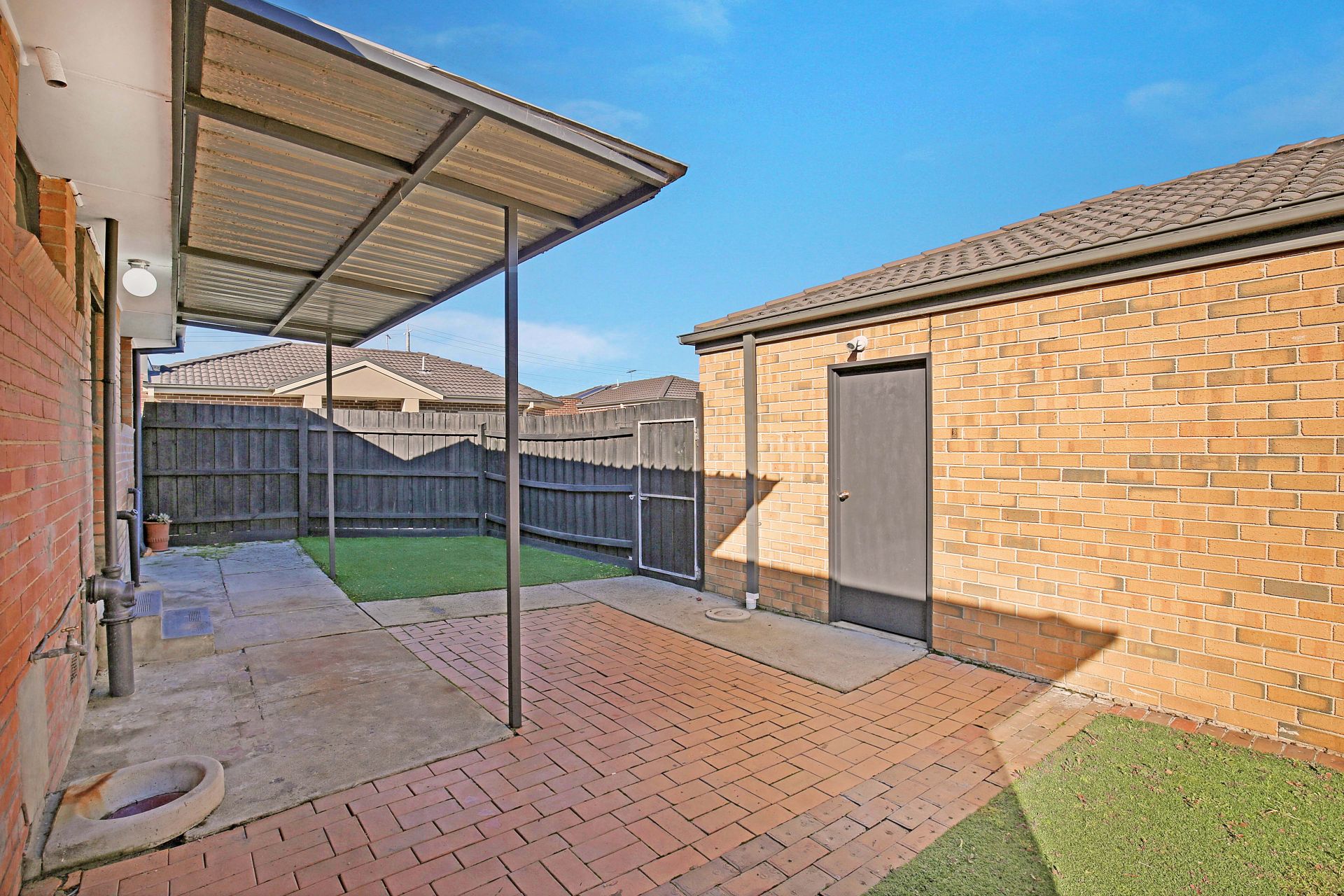 Carefree Contemporary Living On Cypress!
