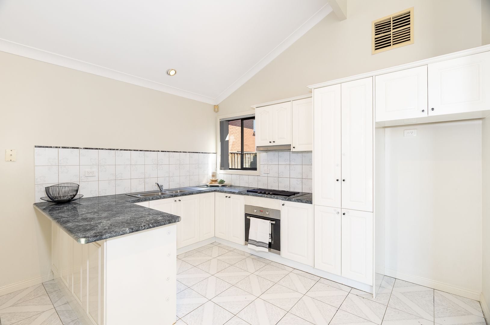 LOCATED CLOSE TO THOMASTOWN STATION