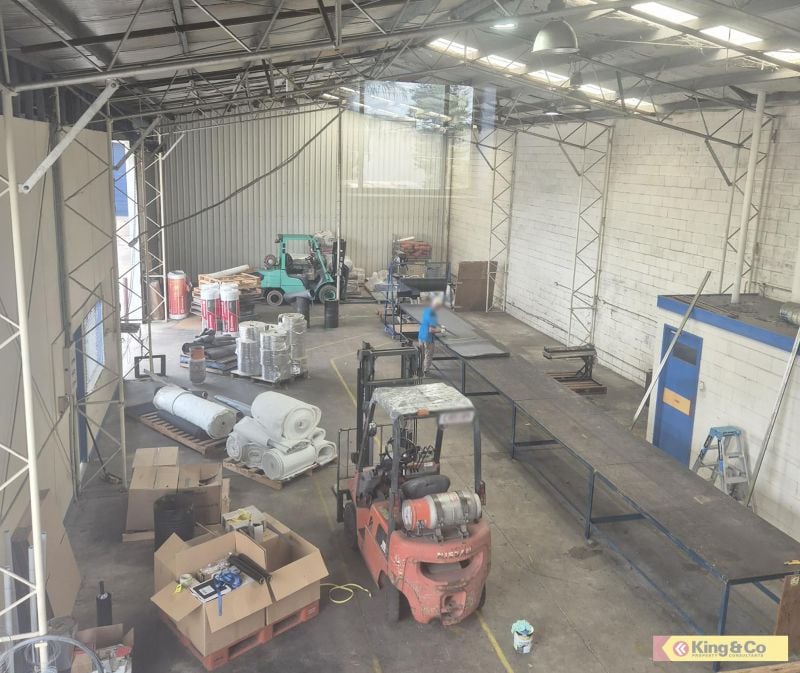 Front Unit in Coopers Plains!