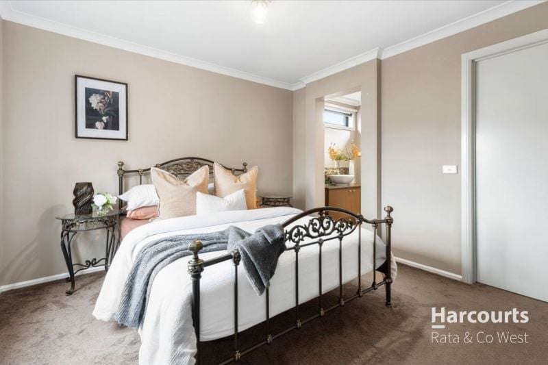15 Clementson Drive, Caroline Springs