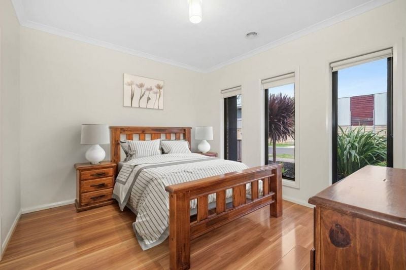 24 Yellow Brick Road, Doreen