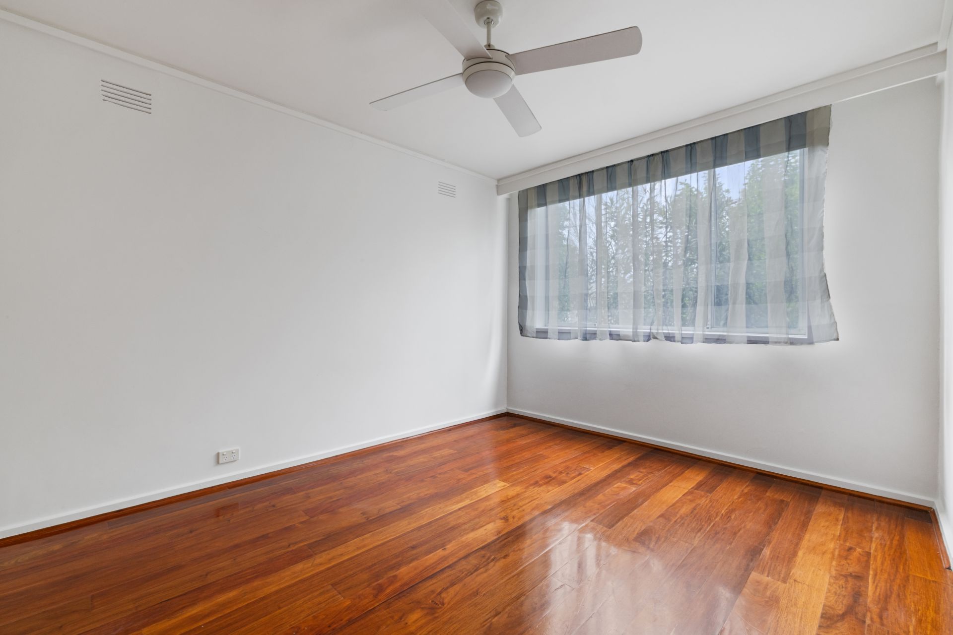 Stylish, Sunlit 1 bedroom Unit Offering Comfort & Convenience
