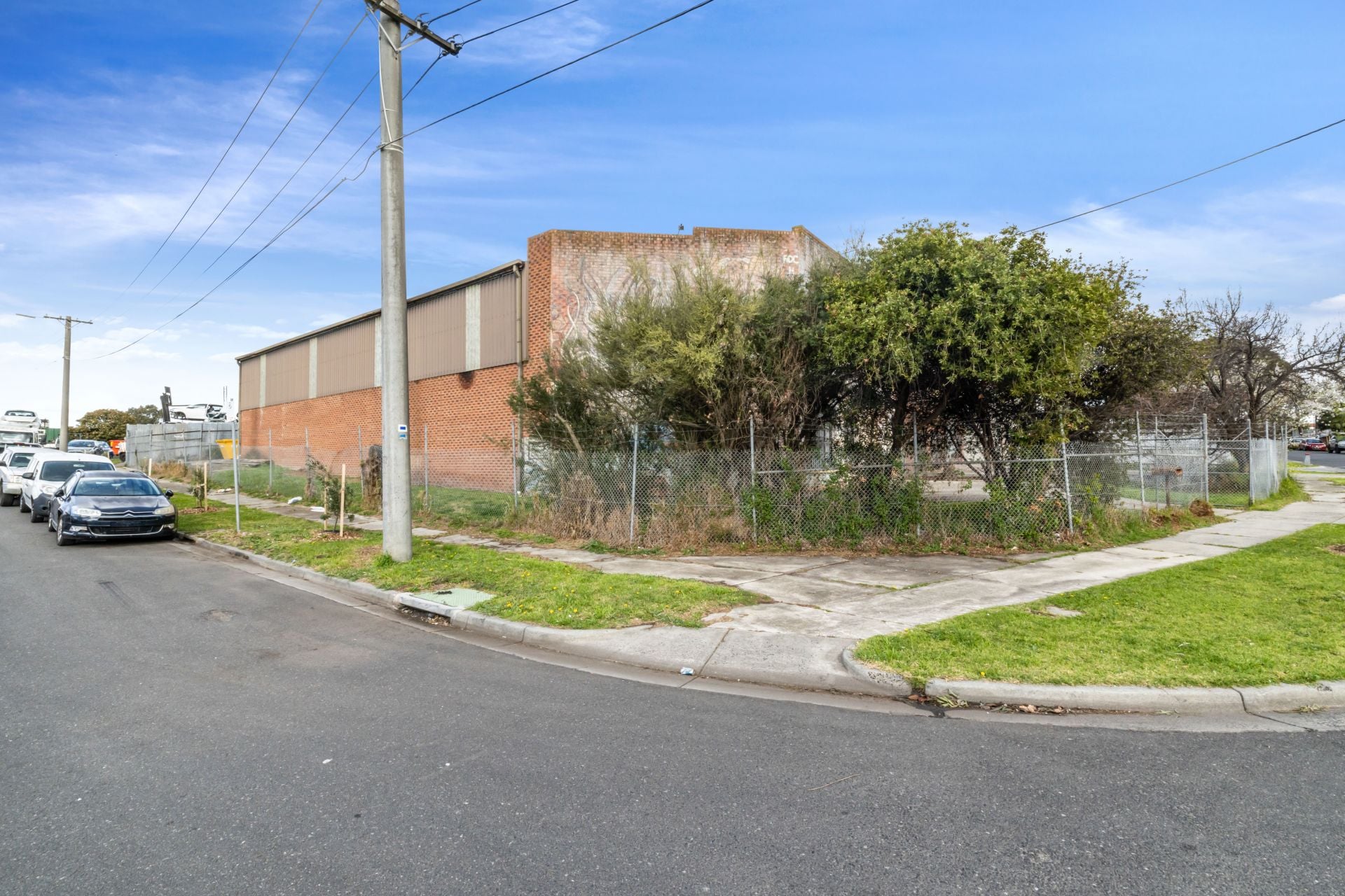 Stand-Alone 556m2 Warehouse Corner Location