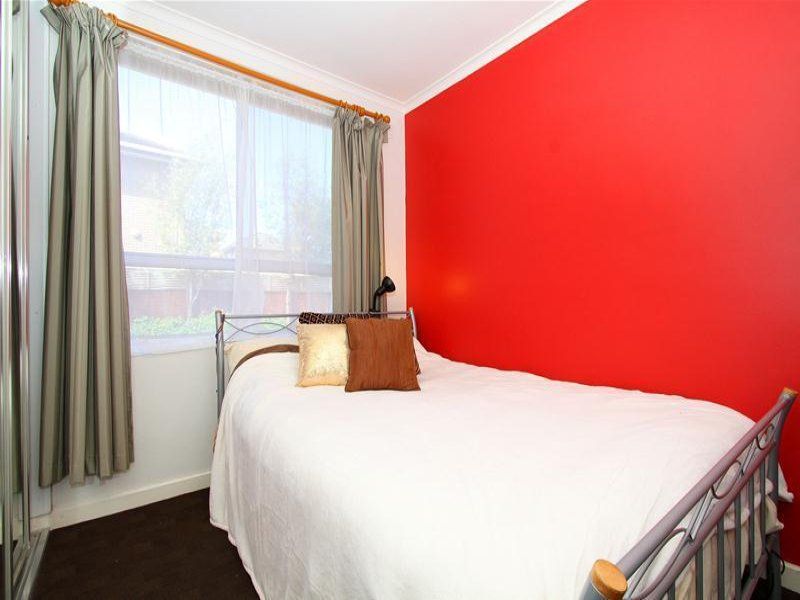 Beautiful One Bedroom Apartment with Courtyard!