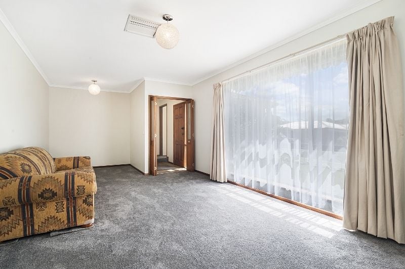 15 Howell Crescent KANGAROO FLAT VIC, Kangaroo Flat - Thumbnail 3
