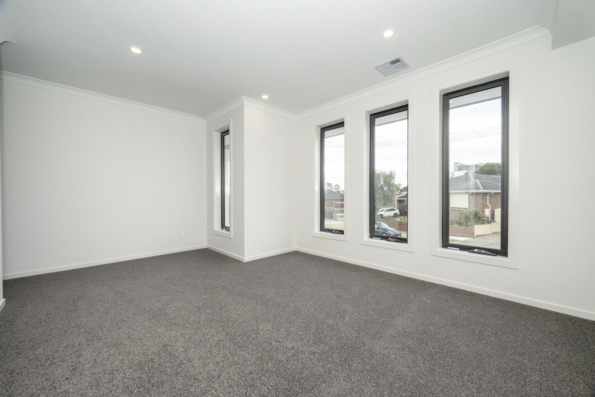 CONTEMPORARY COMFORT MEETS CONVENIENCE