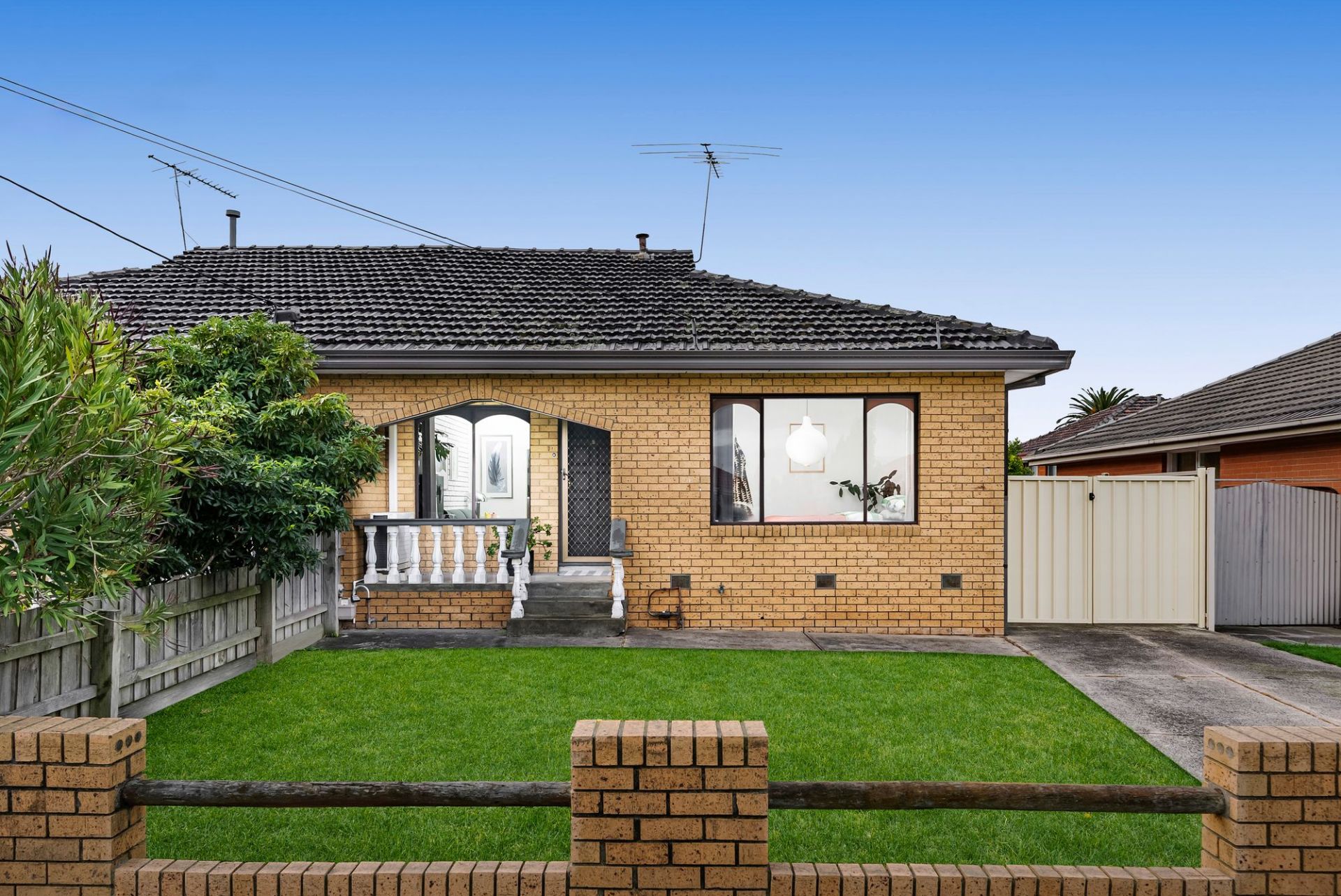 Spacious Semi-Detached Unit with Rare Huge Backyard